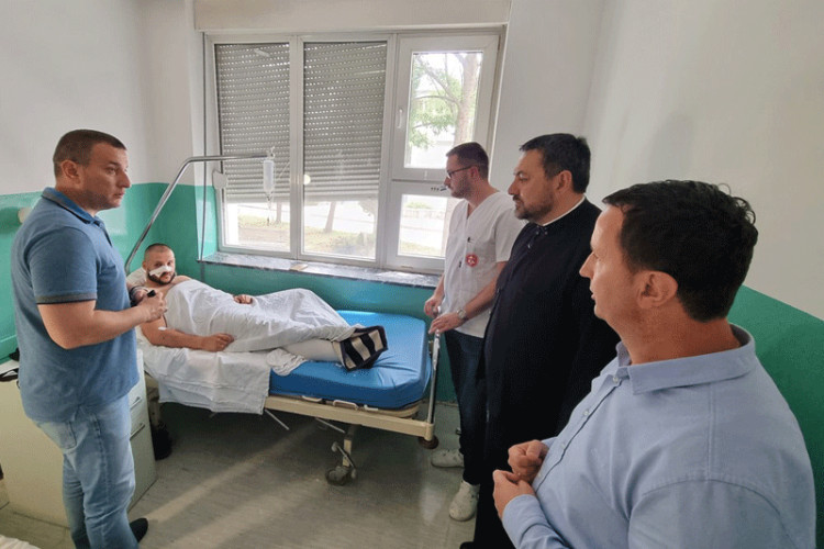 POHVALIO MEDICINSKO OSOBLJE: Ćurić obišao povrijeđene u nesreći u Trebinju