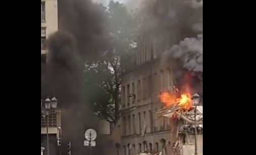 EKSPLOZIJA U PARIZU: Požar zahvatio nekoliko zgrada, dramatični prizori na mjestu nesreće (VIDEO, FOTO)