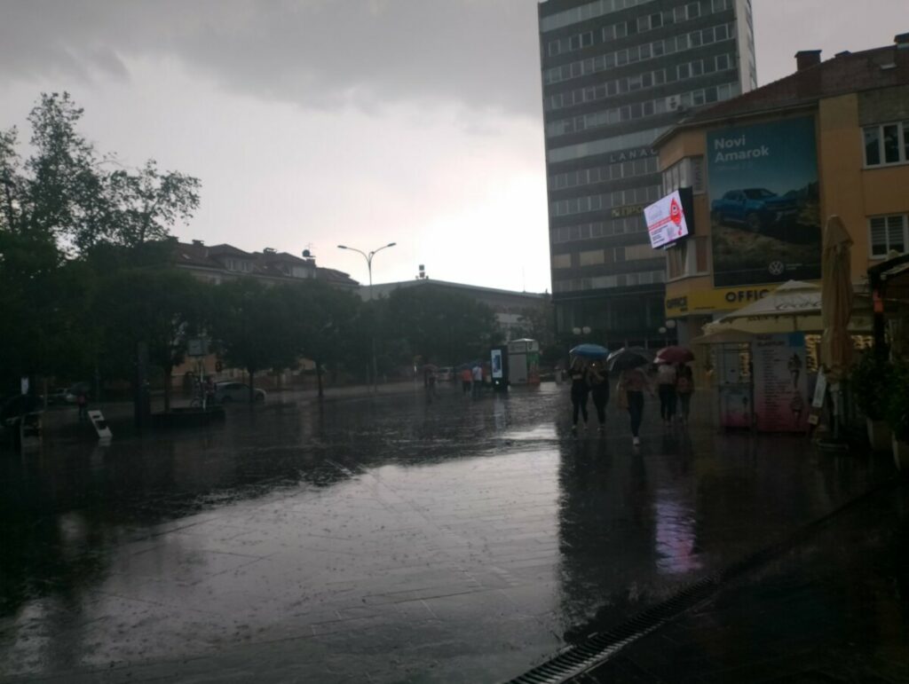 ОТВОРИЛО СЕ НЕБО НАД БАЊАЛУКОМ: Јака киша изненадила грађане, улице пуне воде (ФОТО/ВИДЕО)