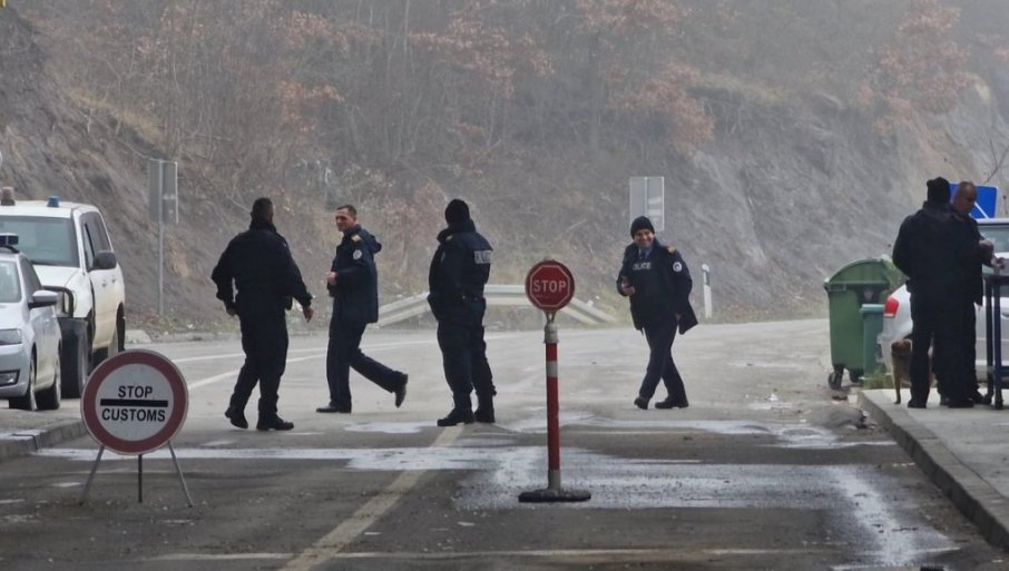 KURTIJEVA POLICIJA ZABRANILA PROLAZ: Vozilo Pošte Srbije stoji na Jarinju