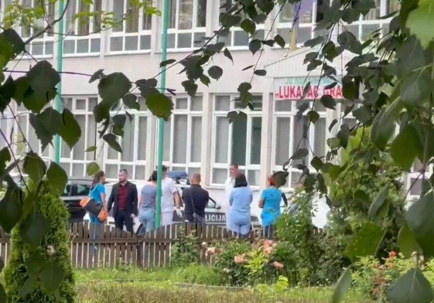 PREŽIVIO SMRTONOSNI HITAC: Oporavlja se profesor, kojeg je u školi u Lukavcu upucao učenik (13)