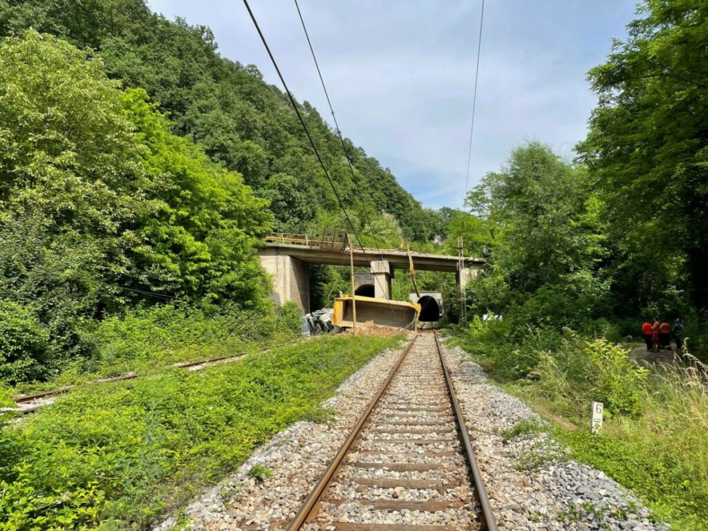 KAMION SA NADVOŽNJAKA PAO NA PRUGU: Vozač teško povrijeđen, željeznički saobraćaj obustavljen (FOTO)