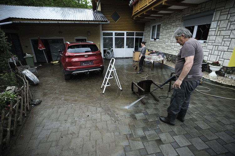MJEŠTANI ZBRAJAJU ŠTETU: U toku dezinfekcija poplavljenih stambenih objekata u Tesliću