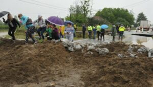 POTOP U SRBIJI: Voda odnijela dio magistrale – Vanredna situacija u 35 gradova i opština (FOTO/VIDEO)