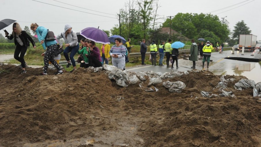 ПОТОП У СРБИЈИ: Вода однијела дио магистрале – Ванредна ситуација у 35 градова и општина (ФОТО/ВИДЕО)