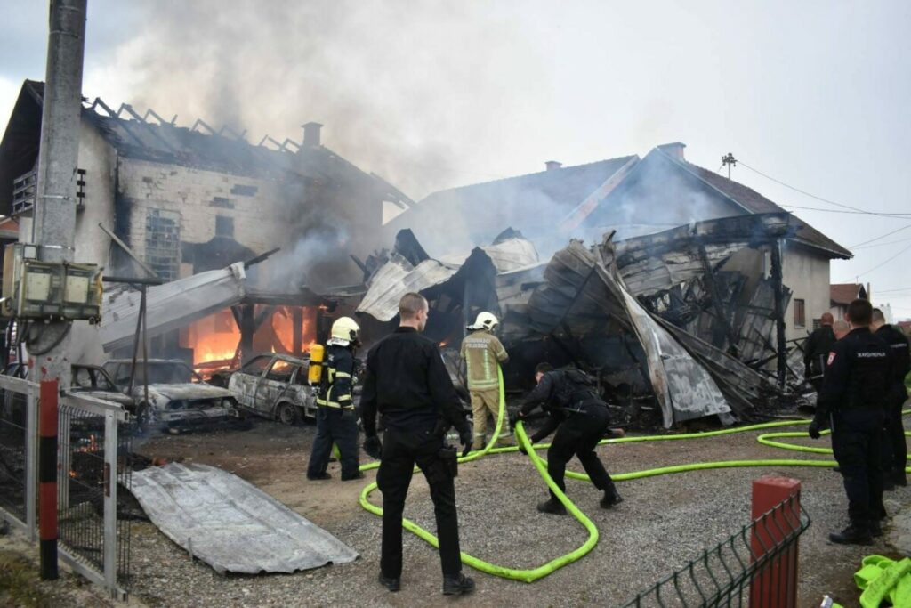 IZGORJELA AUTOMEHANIČARSKA RADNJA I 9 VOZILA: Velika materijalna šteta u požaru u Prijedoru