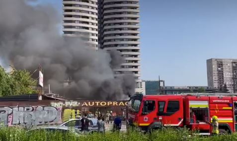 ЧУЈУ СЕ ЕКСПЛОЗИЈЕ ПЛИНСКИ БОЦА: Велики пожар на отвореној пијаци у Сарајеву, ватрогасци на терену