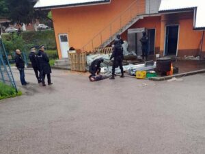 „PUŠTENA JE STRUJA U OGRADU, SAD NEĆETE IZAĆI“: Trojac optužen za zarobljavanje policajaca