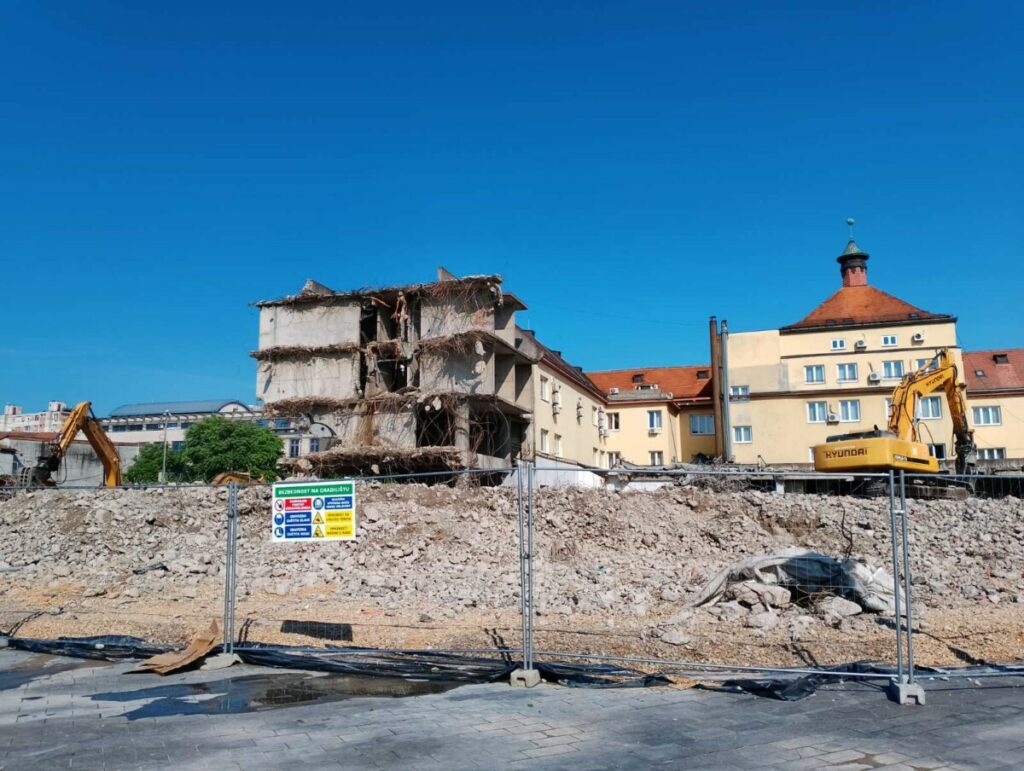 VIŠEDECENISJKE RUŠEVINE POSTAJU PROŠLOST: U centru Banjaluke uskoro niče luskuzni hotel (FOTO/VIDEO)