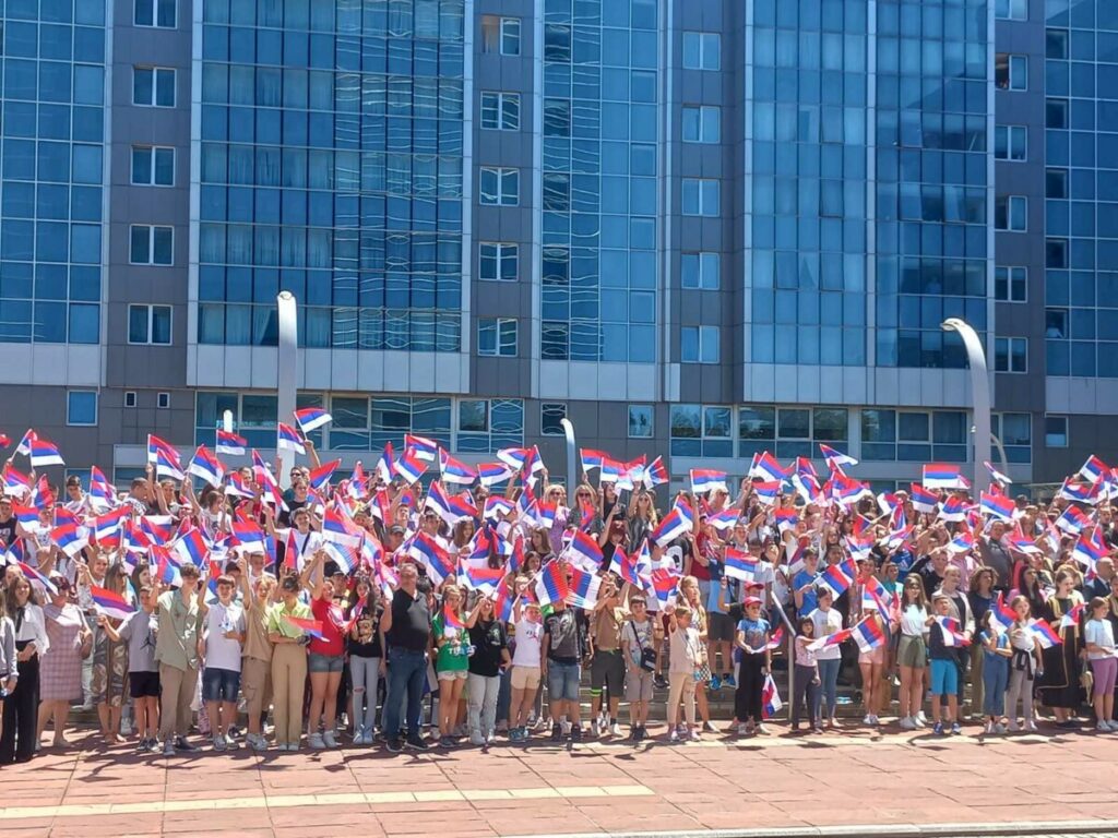 ЉУБАВ БЕЗ ГРАНИЦА: Основци из 18 градова Српске дочекују вршњаке са Косова и Метохије
