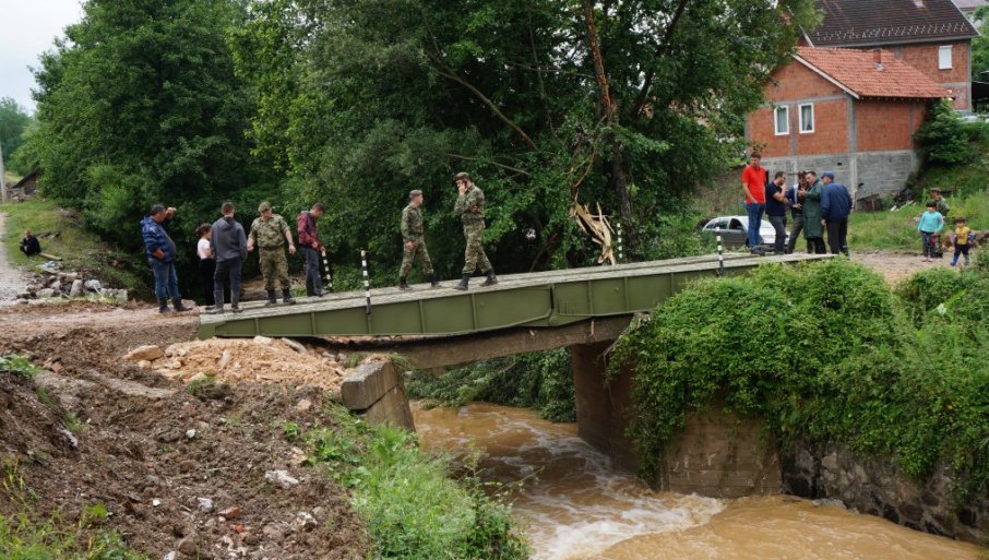 БРЗА АКЦИЈА ВОЈСКЕ СРБИЈЕ: Поставили понтонски мост преко ријеке Трнавице