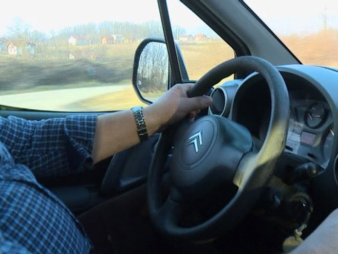 BAHATI VOZAČ ISKLJUČEN IZ SAOBRAĆAJA: Na auto-putu vozio 249,3 km/h