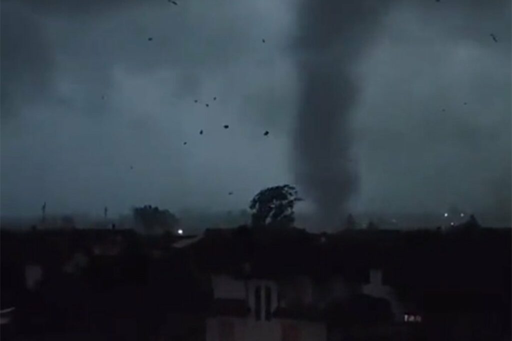 NOSIO SVE PRED SOBOM: Tornado pogodio Italiju (VIDEO)