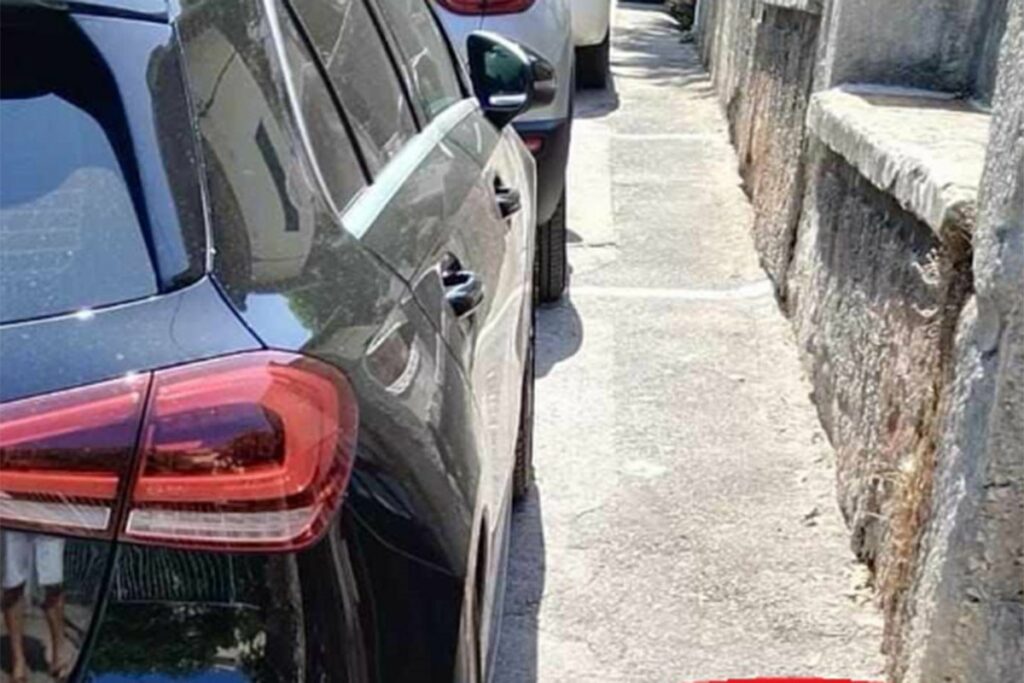 PARKIRAO AUTO ISPRED OGRADE: Vlasnik mu ostavio neobičnu poruku (FOTO)