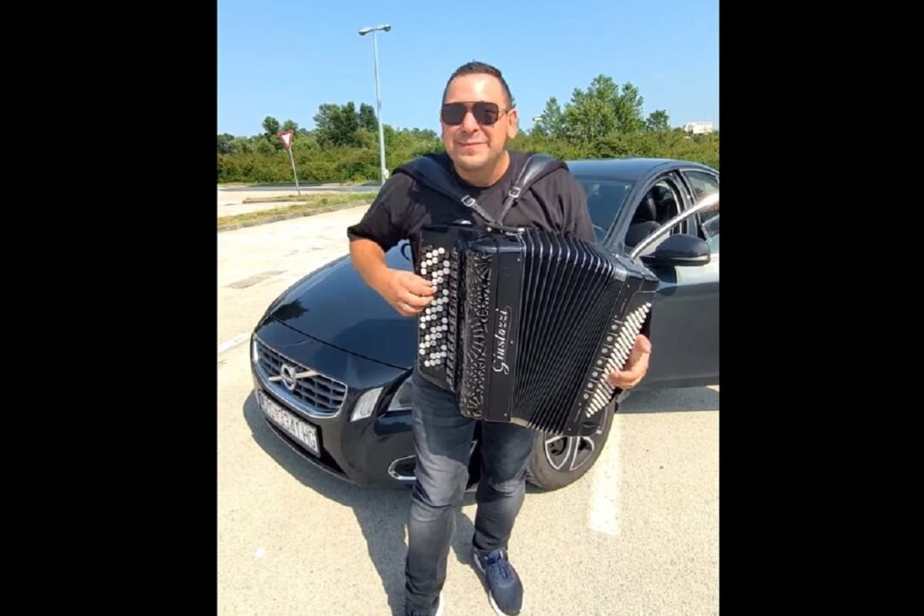 VIRALAN SNIMAK: Harmonikaš nesvakidašnjim „oglasom“ prodaje svoj automobil (VIDEO)
