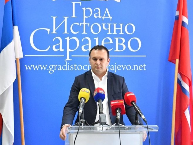 „OVIM SE POKUŠAVA UPRLJATI POLITIČKA BORBA“ Ćosić demantovao navode o prodaji zemljišta na entitetskoj liniji