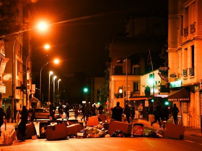 МАКРОН КРИВИ ДРУШТВЕНЕ МРЕЖЕ ЗА РАСПРИВАЊЕ НАСИЉА: Четврта ноћ немира у Францсуској, ухапшена 471 особа (ВИДЕО)