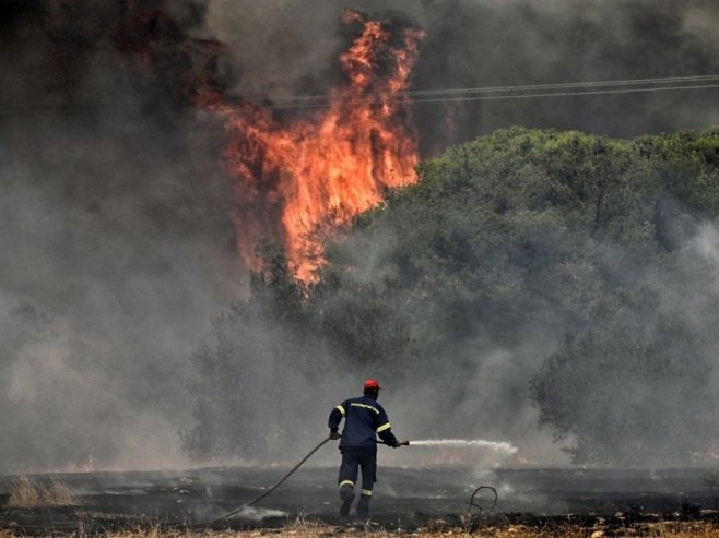 NA RODOSU GORE TRI HOTELA: Turiste evakuišu brodićima
