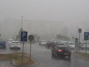 NADVILI SE CRNI OBLACI: Olujno nevrijeme u Banjaluci (VIDEO)