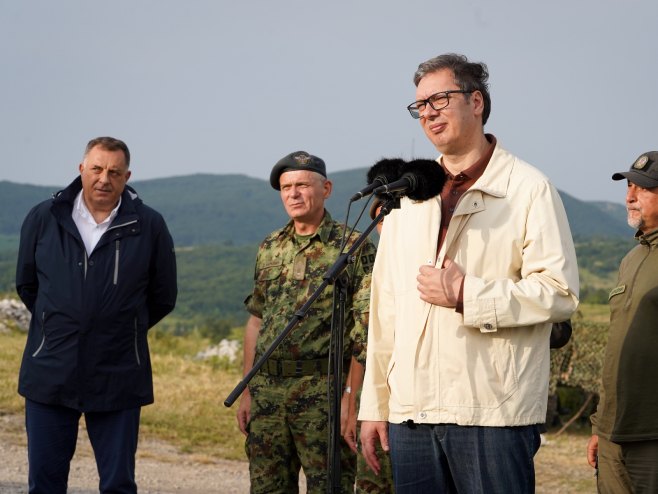 „OGORMNA SU NAŠA ULAGANJA U ARMIJU“ Dodik i Vučić prisutvovali  pokaznom gađanju na Pasuljanske livade