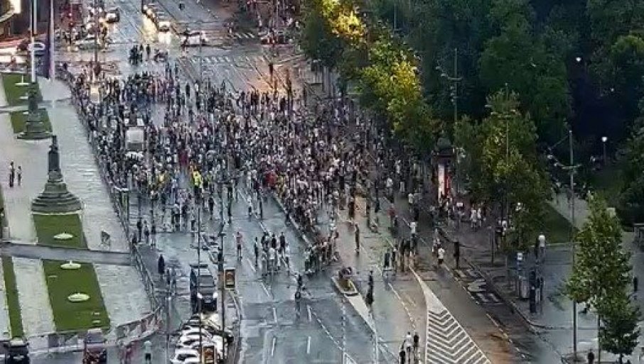 PROTEST PROZAPADNE OPOZICIJE U SRBIJI: Blokiran saobraćaj kod Trga Nikole Pašića, krenuli u šetnju ka RTS