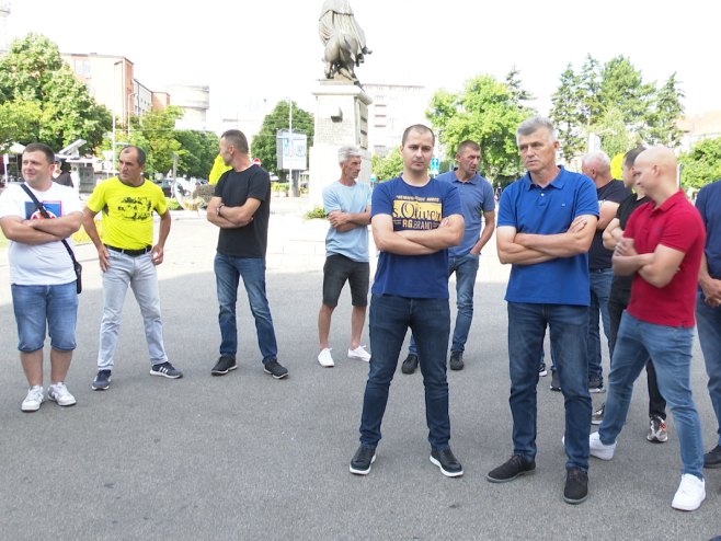 FARMERI NEGODUJU ZBOG POTEZA PETROVIĆA: Protesti ispred Gradske uprave Bijeljina, gradonačelnik odbio sastanak