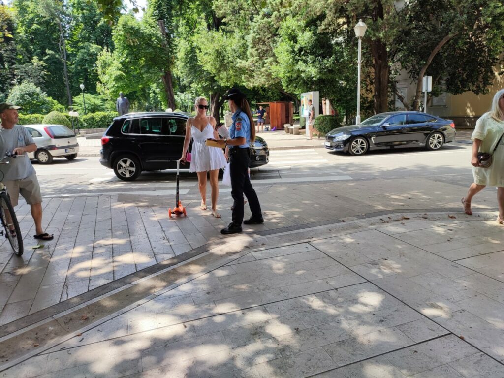 ШТА ЈЕ ДОЗВОЉЕНО, А ШТА НИЈЕ У ВОЖЊИ ТРОТИНЕТОМ? Полиција у Требињу едуковала грађане