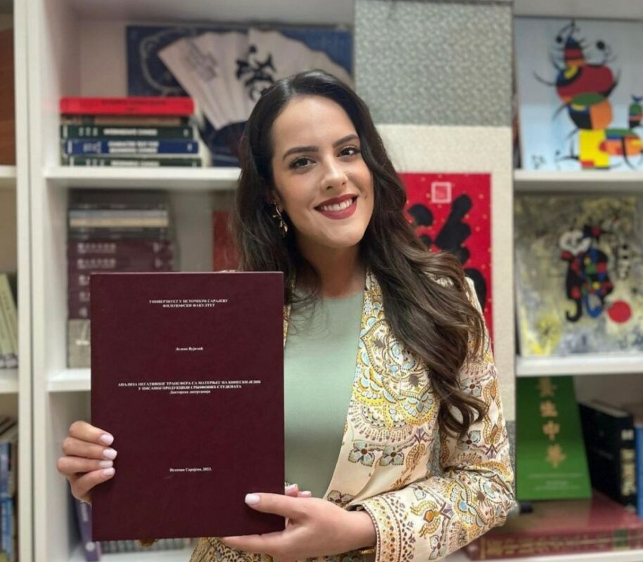 PRVA ŽENA SA TITULOM DOKTORA KINESKOG JEZIKA I KNJIŽEVNOSTI U BiH: Jelena Vujičić „parla“ kao da je iz Pekinga (FOTO)