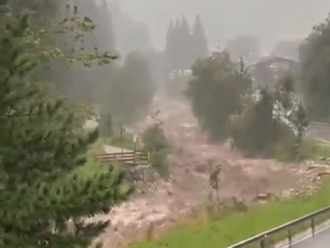 NEVRIJEME PROTUTNJALO ITALIJOM: Oluja odnijela mostove u Južnom Tirolu (VIDEO)