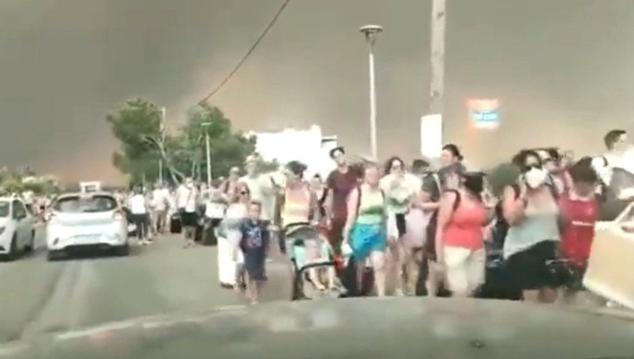 NEBO CRNO, KOLONE LJUDI BJEŽE OD VATRE: Strašne scene sa Rodosa, najveća evakuacija zbog požara u istoriji Grčke (VIDEO)
