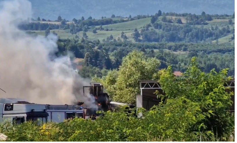 IZGORIO KAMION: Požar u krugu firme u Bugojnu (VIDEO)