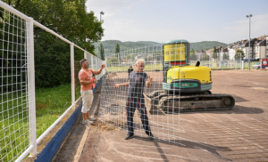 ТРИБИНЕ И ОГРАДЕ У НОВОМ РУКУ: Почела обнова игралишта у Кочићевом вијенцу