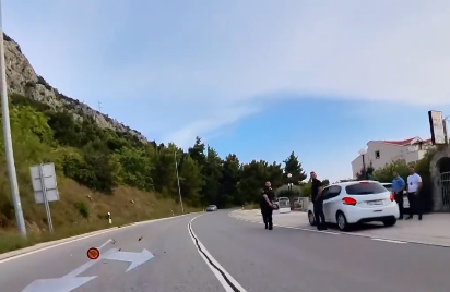 ČUVAR REDA IZGUBIO ŽIVCE: Policajac gađa motociklistu stop palicom (VIDEO)
