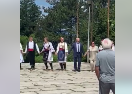 DVA LIJEVO, DVA DESNO: Petar Đokić zaigrao kolo na Banj brdu (VIDEO)