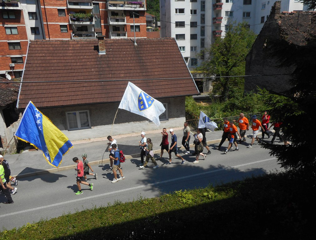 PROVOKACIJE U SREBRENICI: Ratne zastave tzv. Armije BiH na „Maršu mira“ (FOTO)