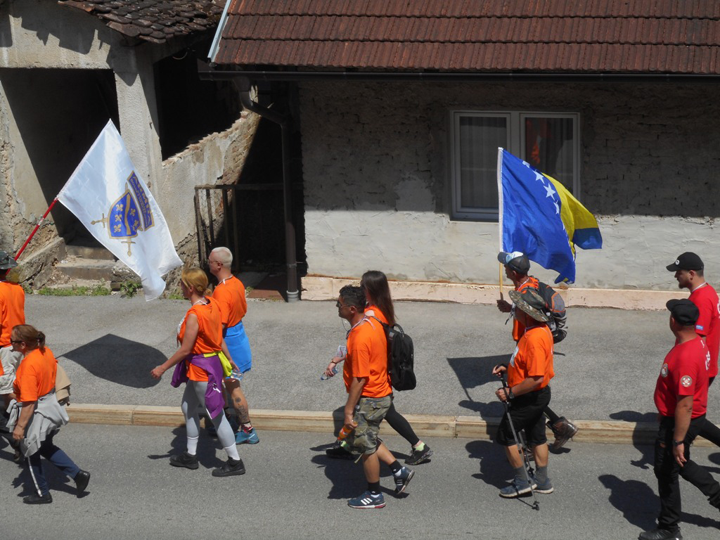 IZ REPUBLIČKE ORGANIZACIJE PORODICA ZAROBLJENIH I POGINULIH BORACA PITALI: Da li su ratne zastave u Potočarima i Srebrenici marš mira ili vojni marš?!