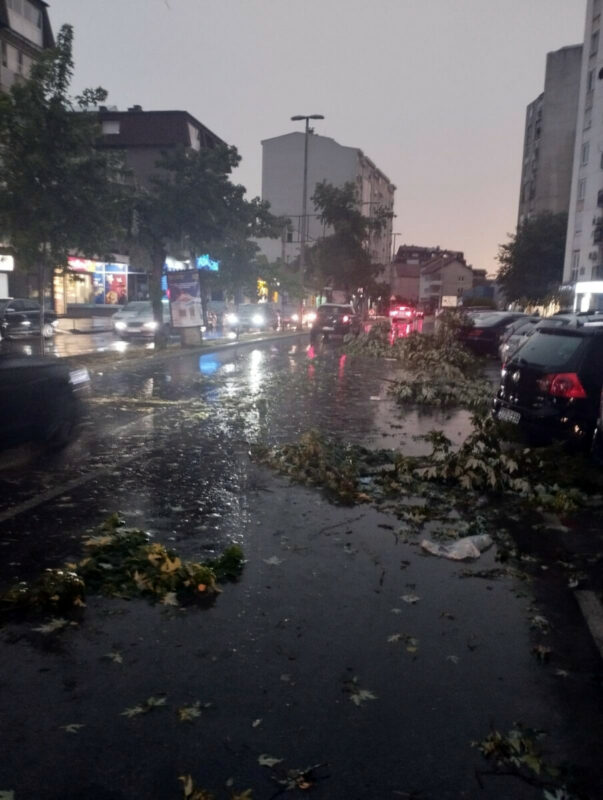 SPASILAČKE SLUŽBE DEŽURAJU: U Bijeljini proglašeno stanje elementarne nepogode nakon oluje