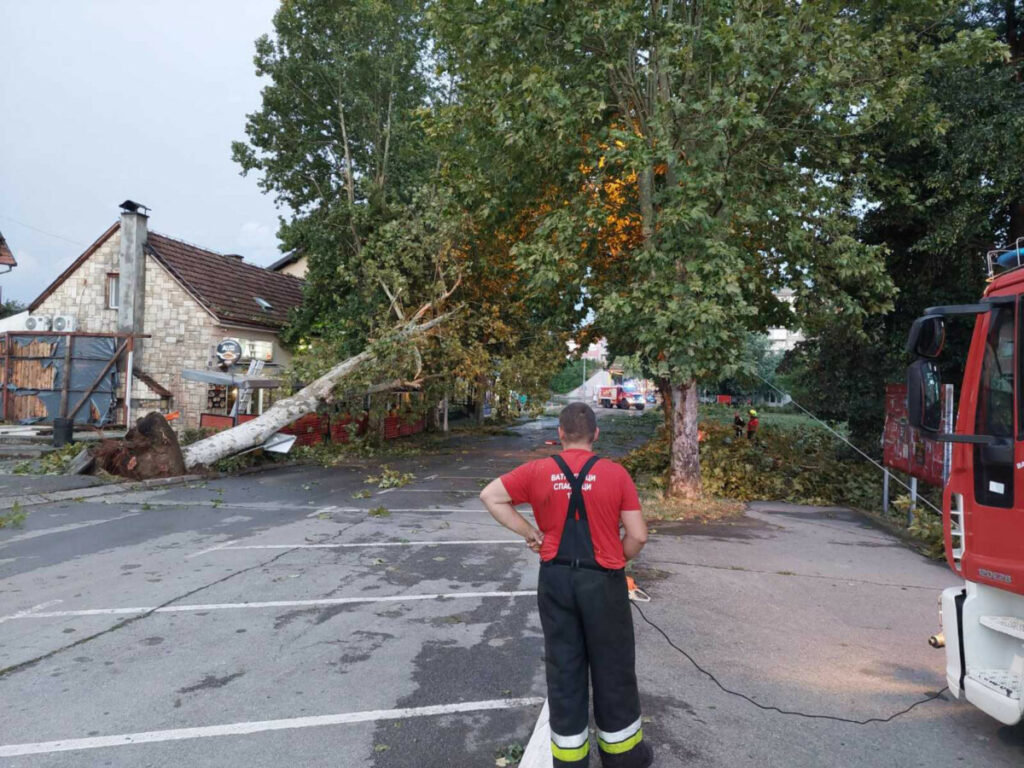 BROĐANI ZBRAJAJU ŠTETU: Drveće padalo na automobile, krovovi kuća oštećeni (FOTO)