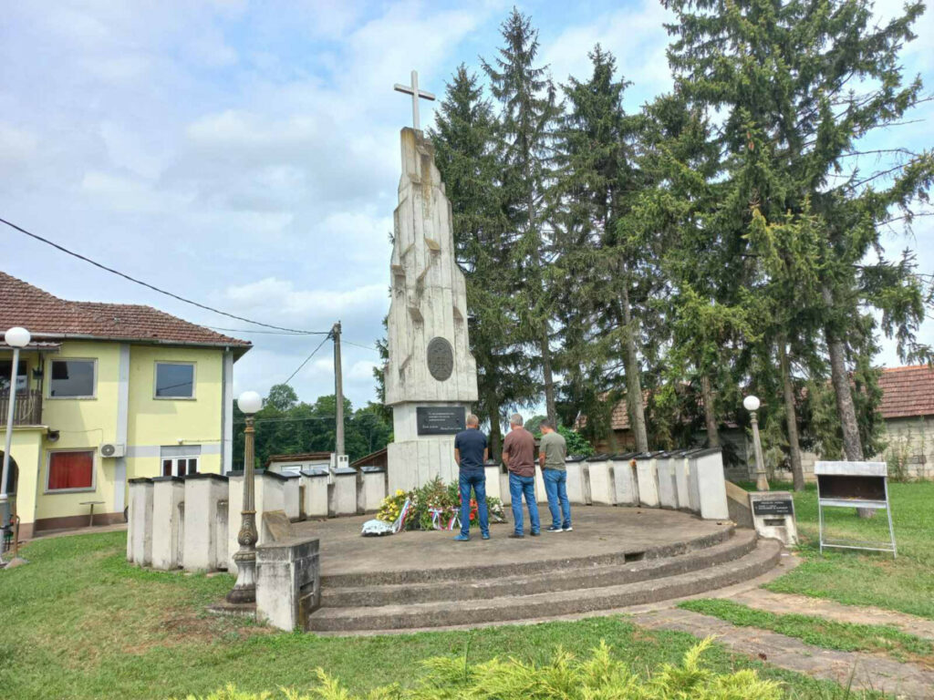 ŠAMČANI SE SJEĆAJU SVOJIH SABORACA: Položeni vijenci kod spomenika (FOTO)
