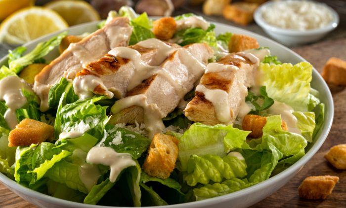 LJETNJE JELO IDEALNO ZA TOPLE DANE: Najljepša cezar salata po receptu Džejmija Olivera (RECEPT)