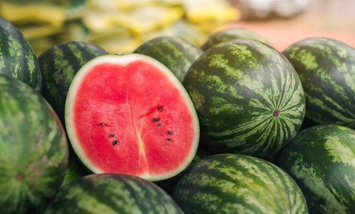 ЗАБОРАВИТЕ НА „МАГИЧНО“ КУЦКАЊЕ: Уз ове трикове ћете открити да ли је лубеница сочна и слатка