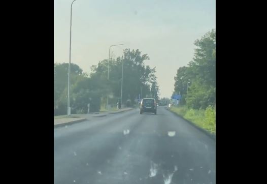 VRUĆINA ILI „KOJA ČAŠICA VIŠE“: Opasna vožnja po sredini puta kod Laktaša (VIDEO)