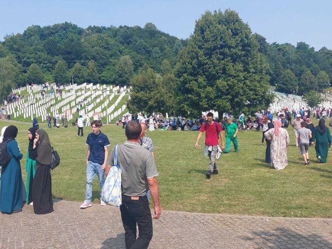 „NA NADGROBNIM PLOČAMA IMENA LJUDI KOJI SU ŽIVI“ Bijeljinsko tužilaštvo formiralo predmet u vezi sa spornim spiskom žrtava u Srebrenici