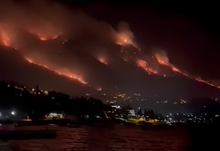 GORI OKO DUBROVNIKA: Vatrogasci branili kuće u Solinama  od vatrene stihije
