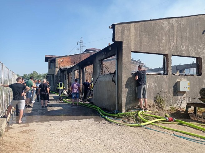 IZGORIO POGON FIRME: Ugašen požar u Bijeljini, zbraja se šteta na zgarištu