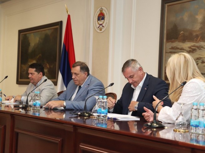 SASTANAK U TOKU: Zvaničnici Srpske sa direktorima javnih preduzeća, institucija i rukovodiocima u ministarstvima (FOTO)