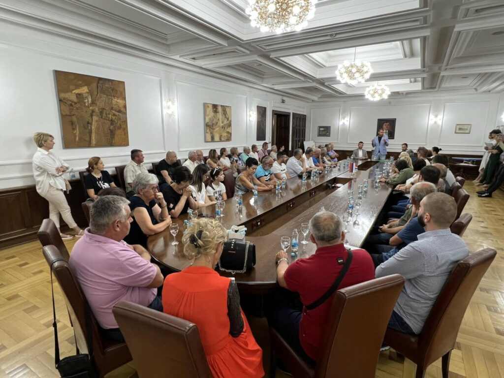 ВЕЛИКО ОЛАКШАЊЕ ЗА ГРАЂАНЕ: Станивуковић уручио нових 70 рјешења о бесплатној легализацији