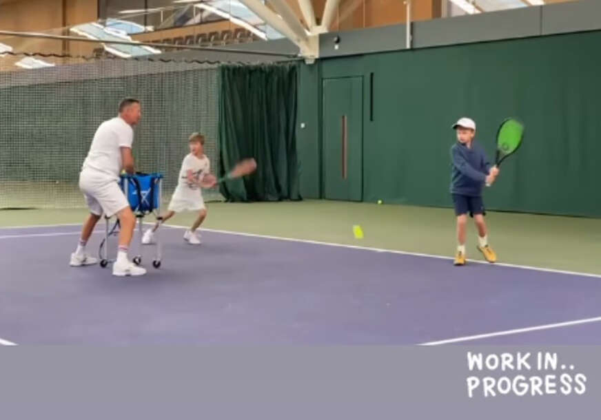 ДОК ТАТА ИДЕ КА ТРОФЕЈУ: Стефан Ђоковић тренира са легендама