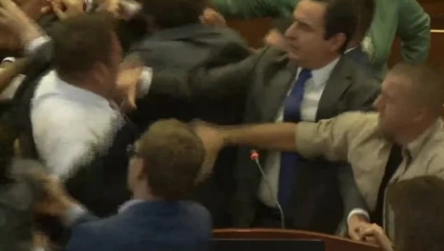 OPŠTA TUČA U SKUPŠTINI TZV. KOSOVA: Kurti izazvao totalni haos (VIDEO)