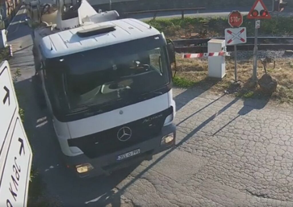 ISPLIVAO ŠOKANTAN SNIMAK: Nesavjesni vozači u Banjaluci voze preko pruge iako je rampa spuštena (VIDEO)